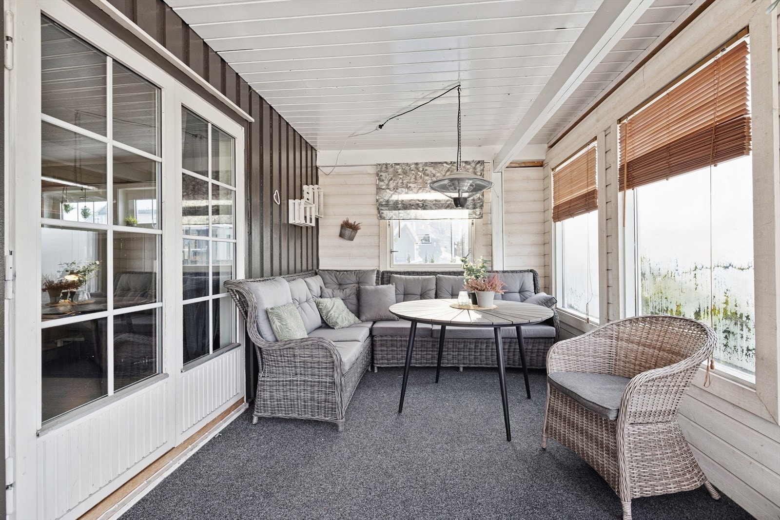 Terrassen gir god plass til å ha utemøblement. Galleribilde