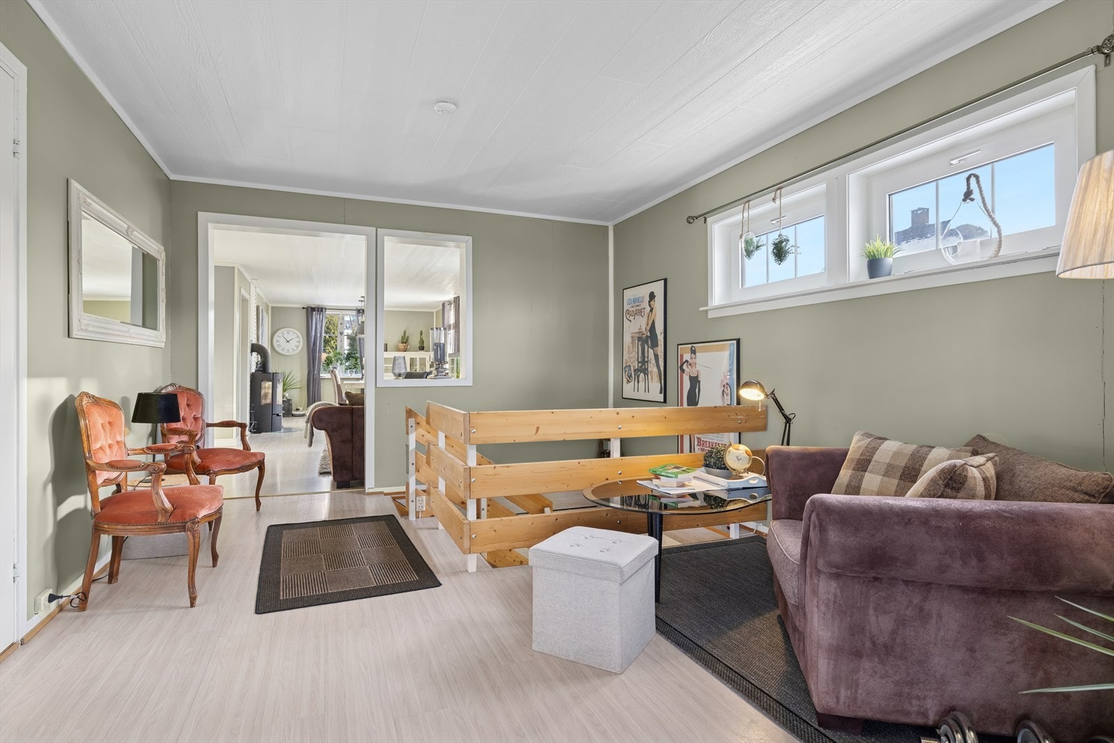 Ett av oppholdsrommene har trapp ned til kjelleretasjen, samt at det også er utgang til en hyggelig, overbygget terrasse herfra. Galleribilde