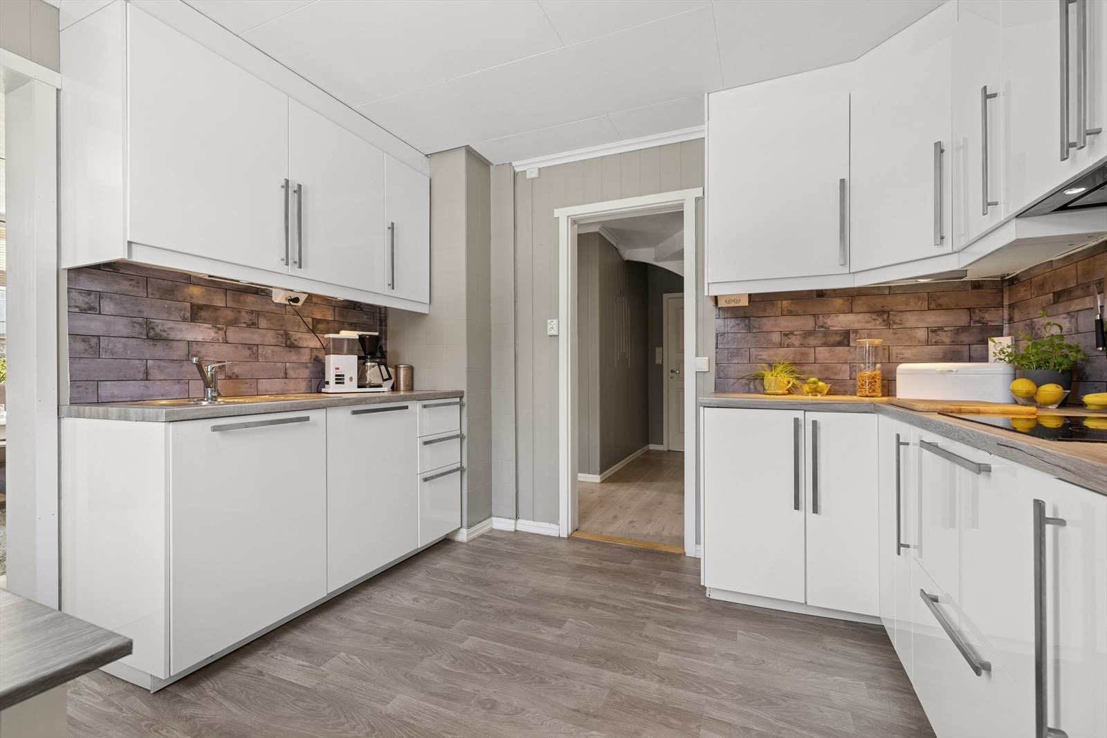 Innredningen består av både over- og underskap med belysning under overskapene. Galleribilde