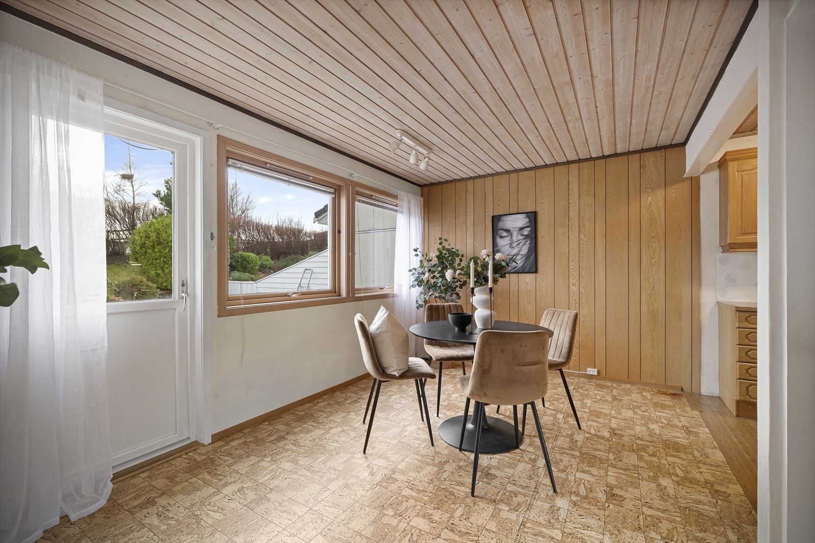 Kjøkken og spisestue med direkte utgang til uteplass Galleribilde