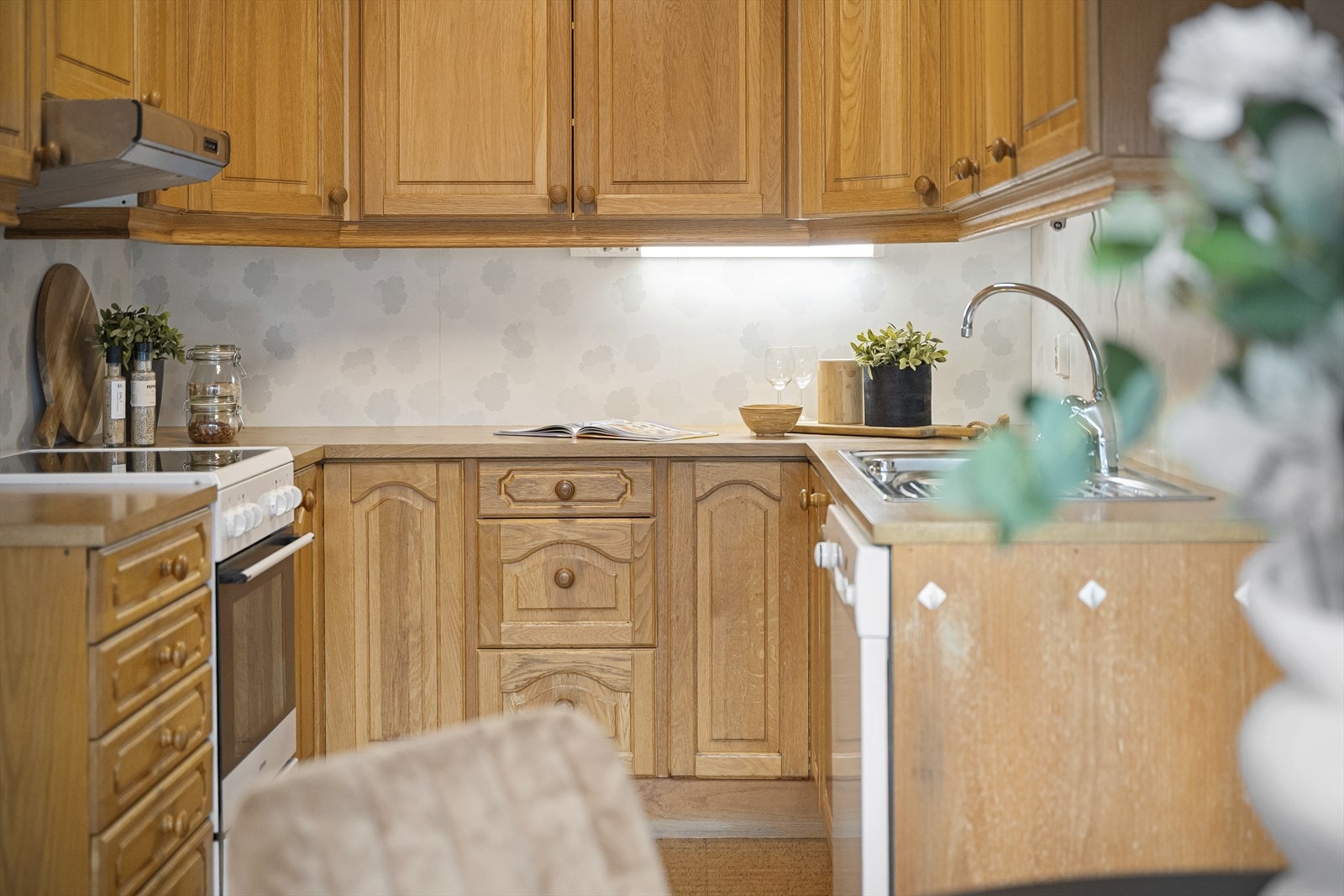 Funksjonelt eike-kjøkken med god skapplass. Perfekt for matlaging og sosiale sammenkomster. Moderne fasiliteter og hyggelig atmosfære. Galleribilde