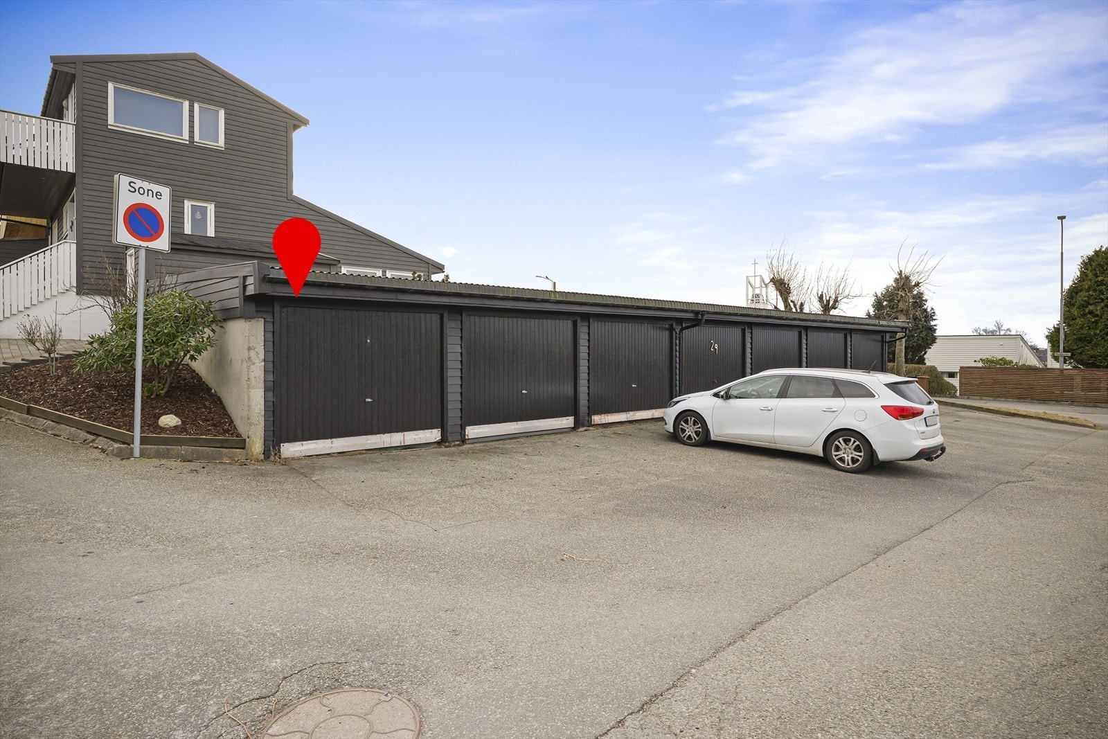 Garasje i enden av rekken Galleribilde