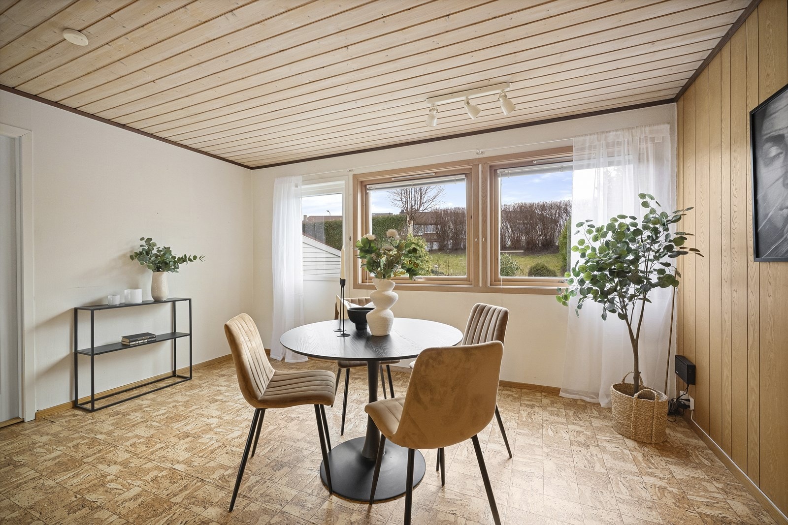 Stor og god spiseplass på kjøkken Galleribilde