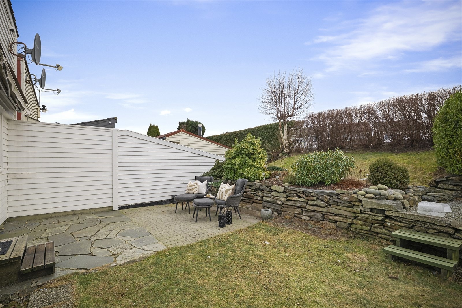 Solrik uteplass med privat hage med frodig beplantning. Perfekt for avslapning og sosiale sammenkomster. Galleribilde