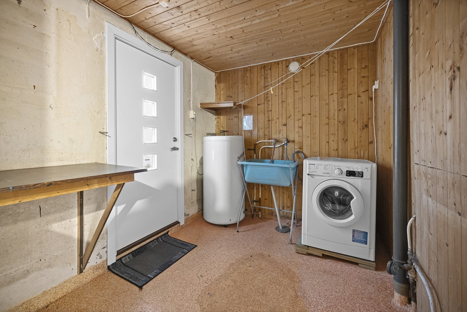 Diverse kjellerrom og vaskerom med praktisk bi-inngang. Galleribilde