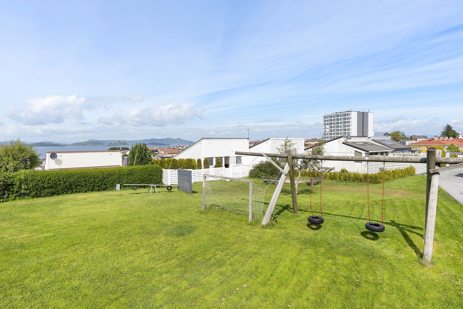 Eiendommen grenser til friområde med plen, lekeplass og fotball-løkke Galleribilde