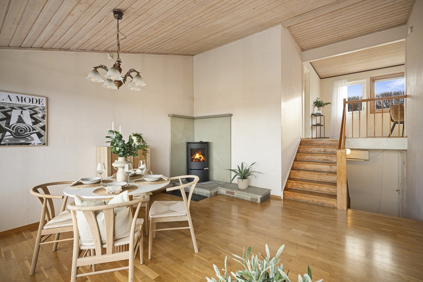 Sjarmerende bolig med romslig stue og koselig vedovn. God atmosfære med gjennomgående lysforhold. Galleribilde