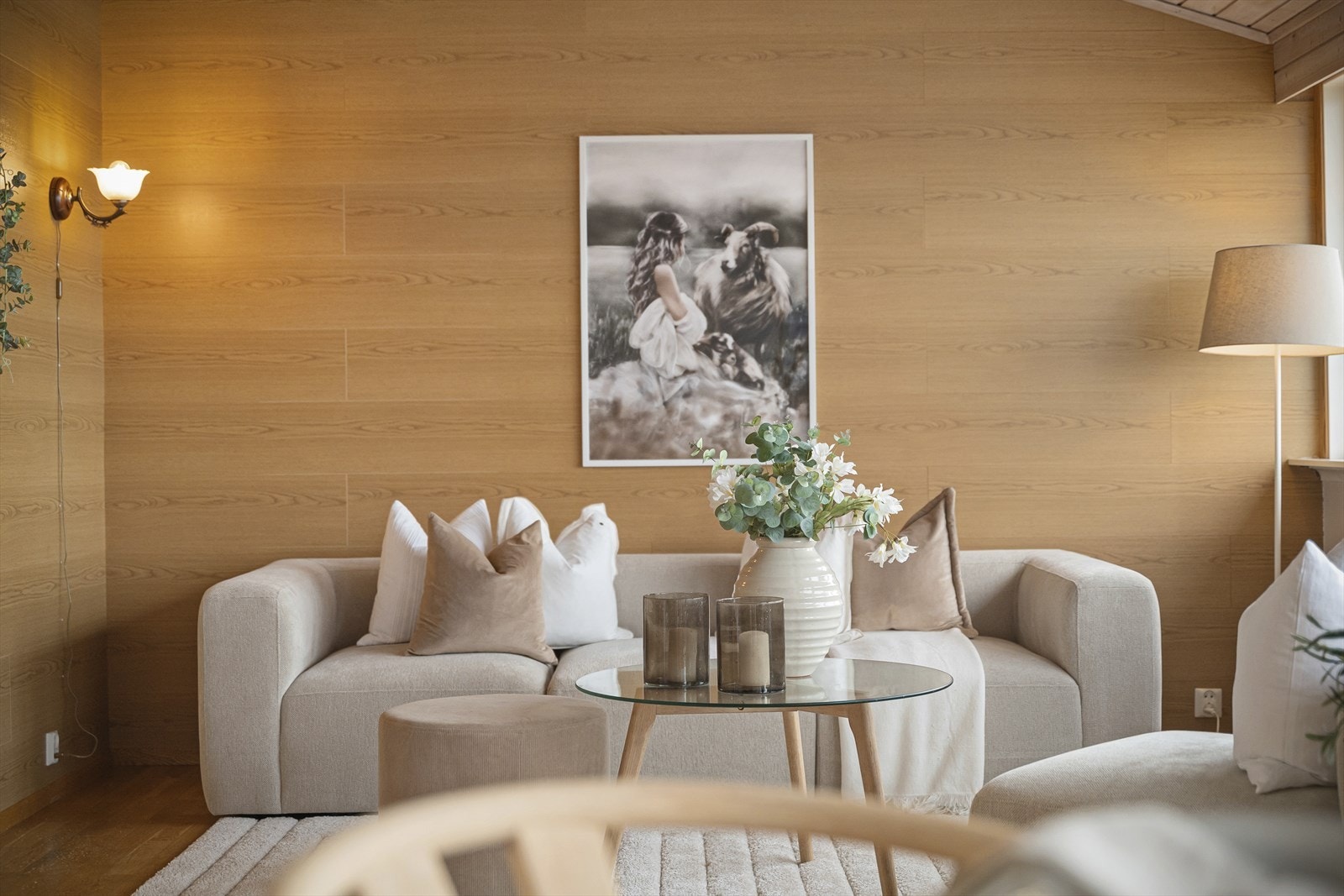 Innbydende stue med varm atmosfære, ideell for avslapning og sosiale sammenkomster i hjemmets hjerte. Galleribilde