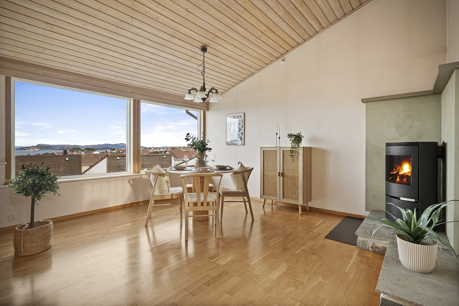 I stuen er det god takhøyde og romfølelse. Galleribilde