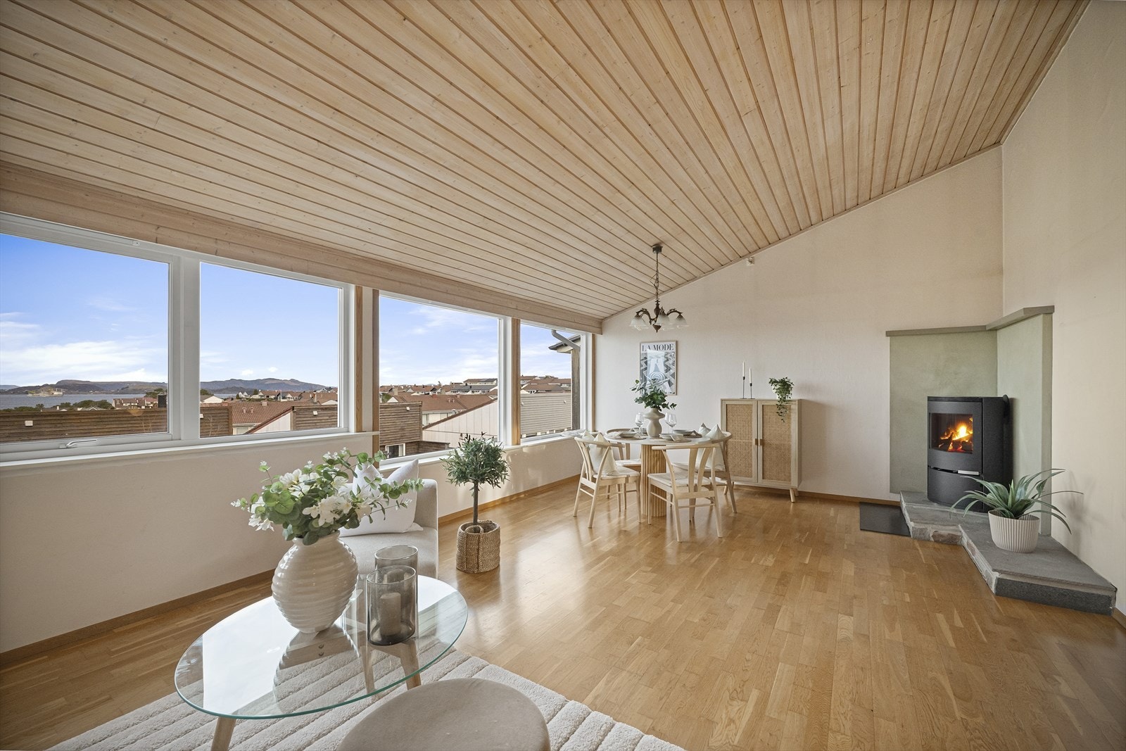 EiendomsMegler1 v/Sjur Svihus ønsker velkommen til denne kjekke eneboligen i Hasseløyveien 33 Galleribilde