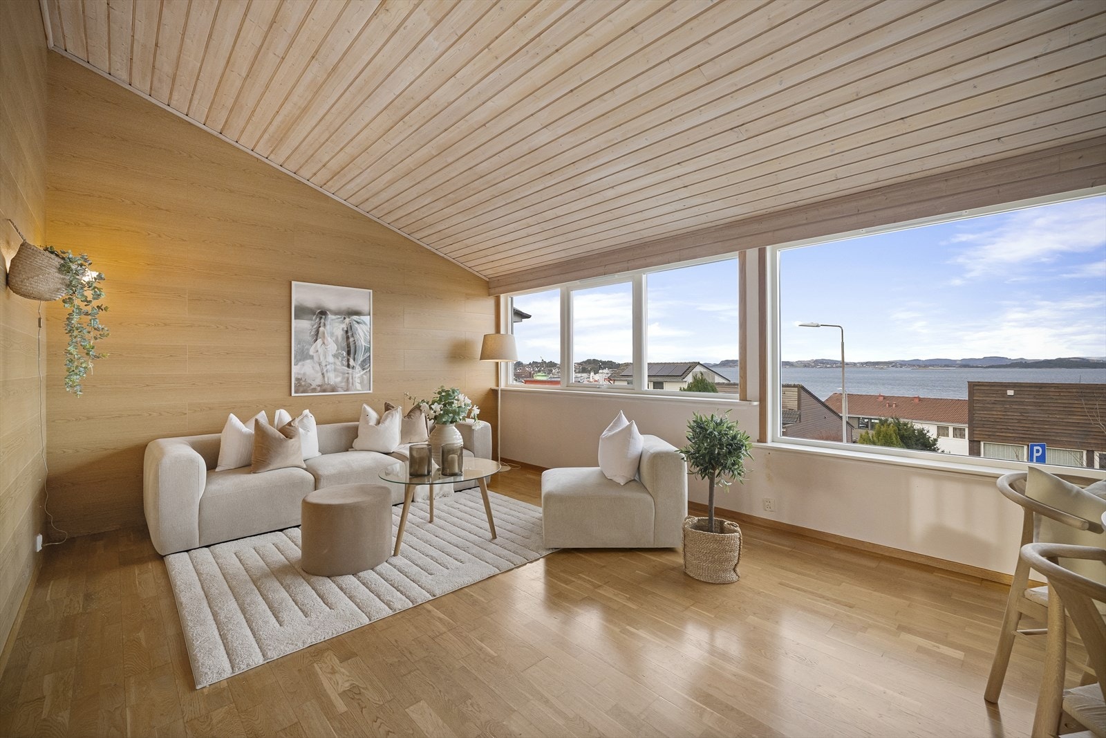 Lys og romslig stue med god plass til salong og spisebord. Galleribilde