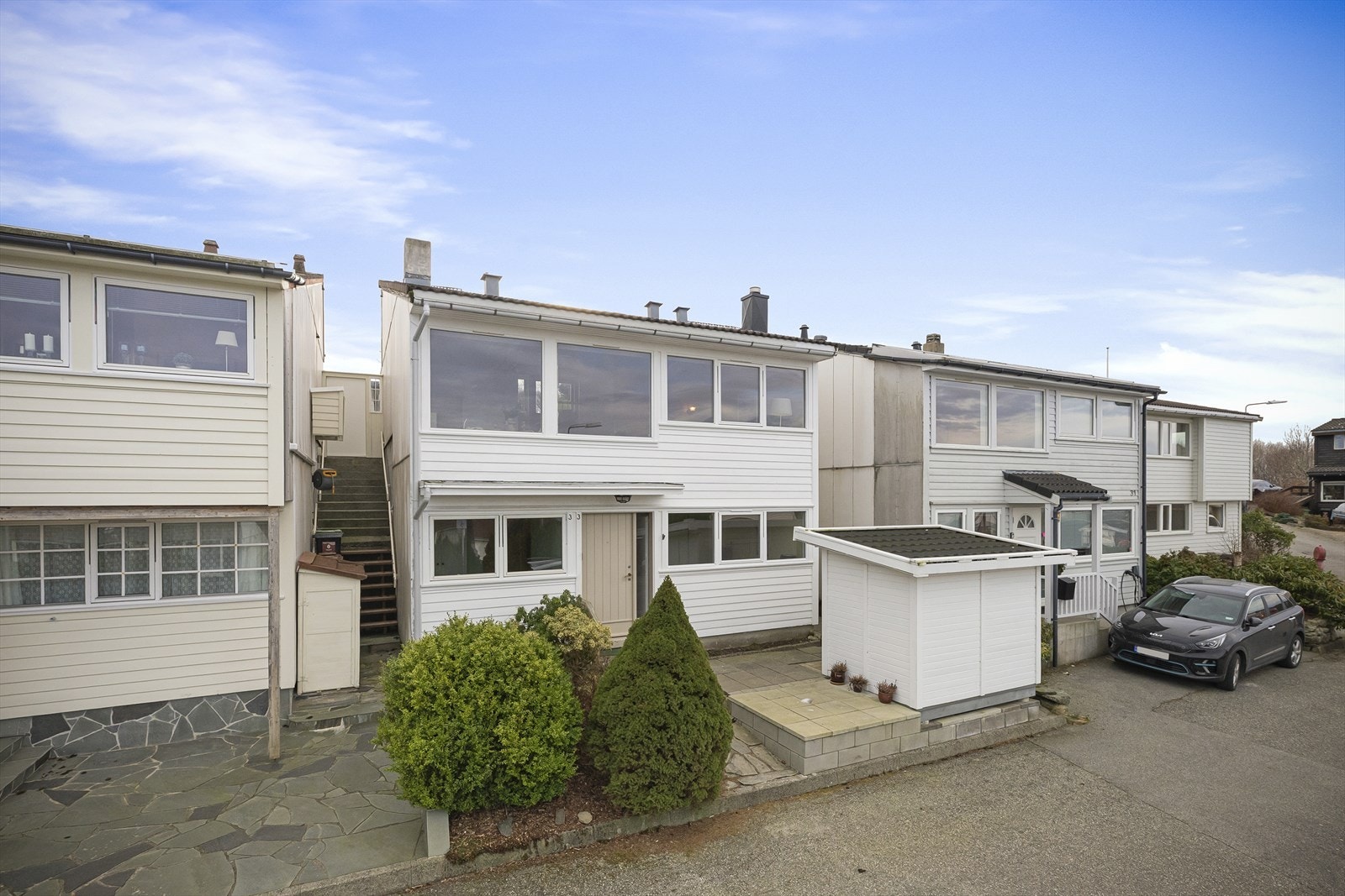 Praktisk og innholdsrik enebolig i rolig og barnevennlig blindvei. Galleribilde