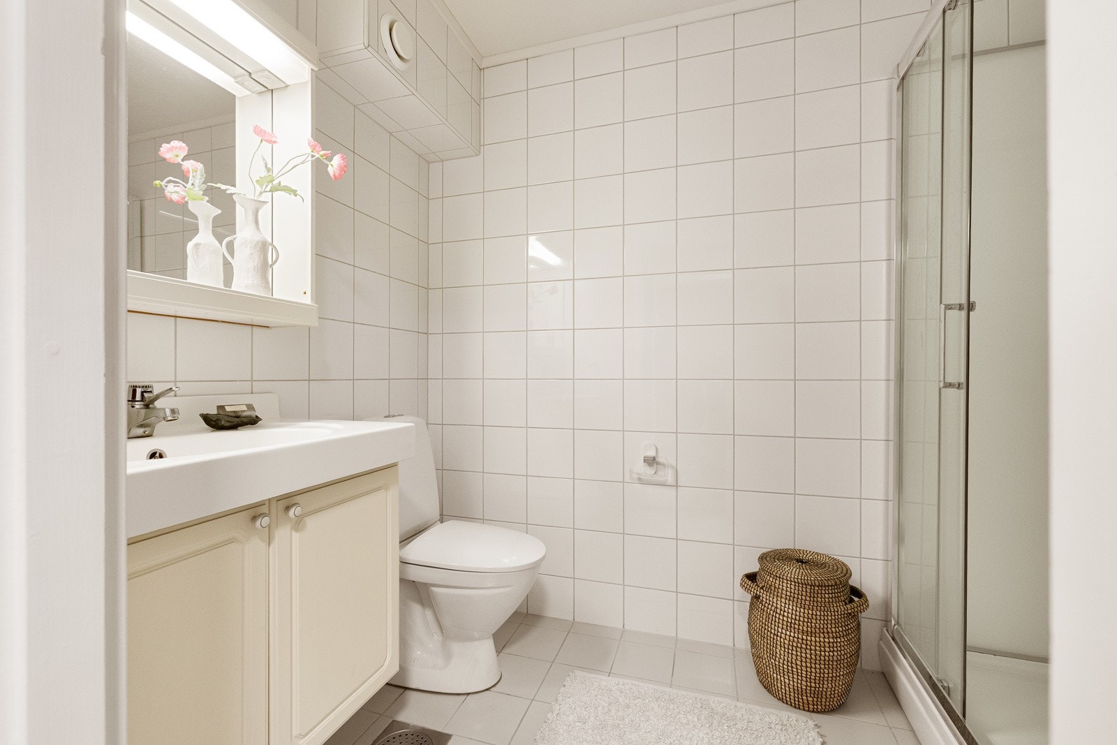 Badet er utstyrt med mekanisk avtrekk og opplegg for vaskemaskin. Det er behov for totalrenovering av våtrommet Galleribilde