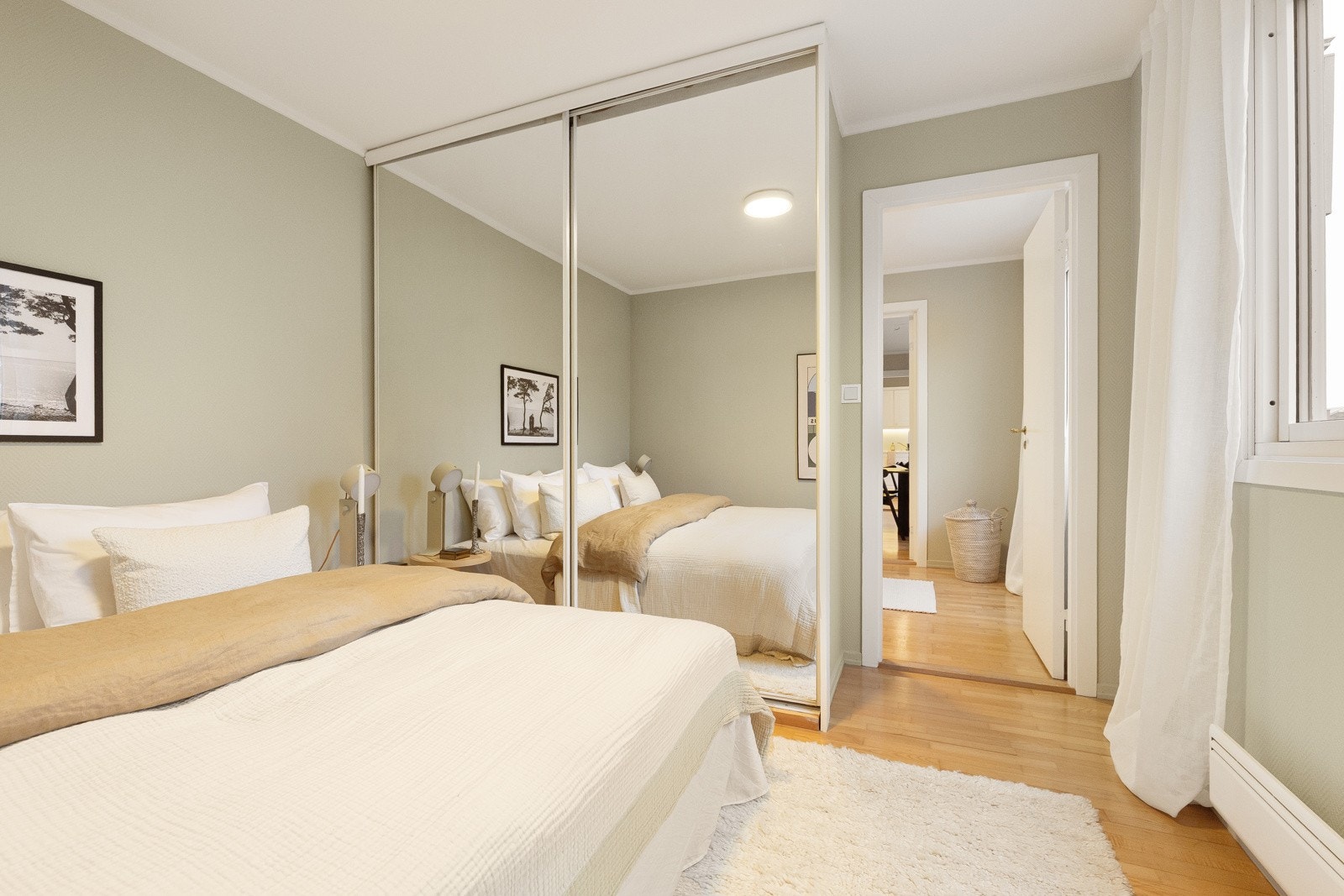 Stor skyvedørsgarderobe med god skapplass Galleribilde