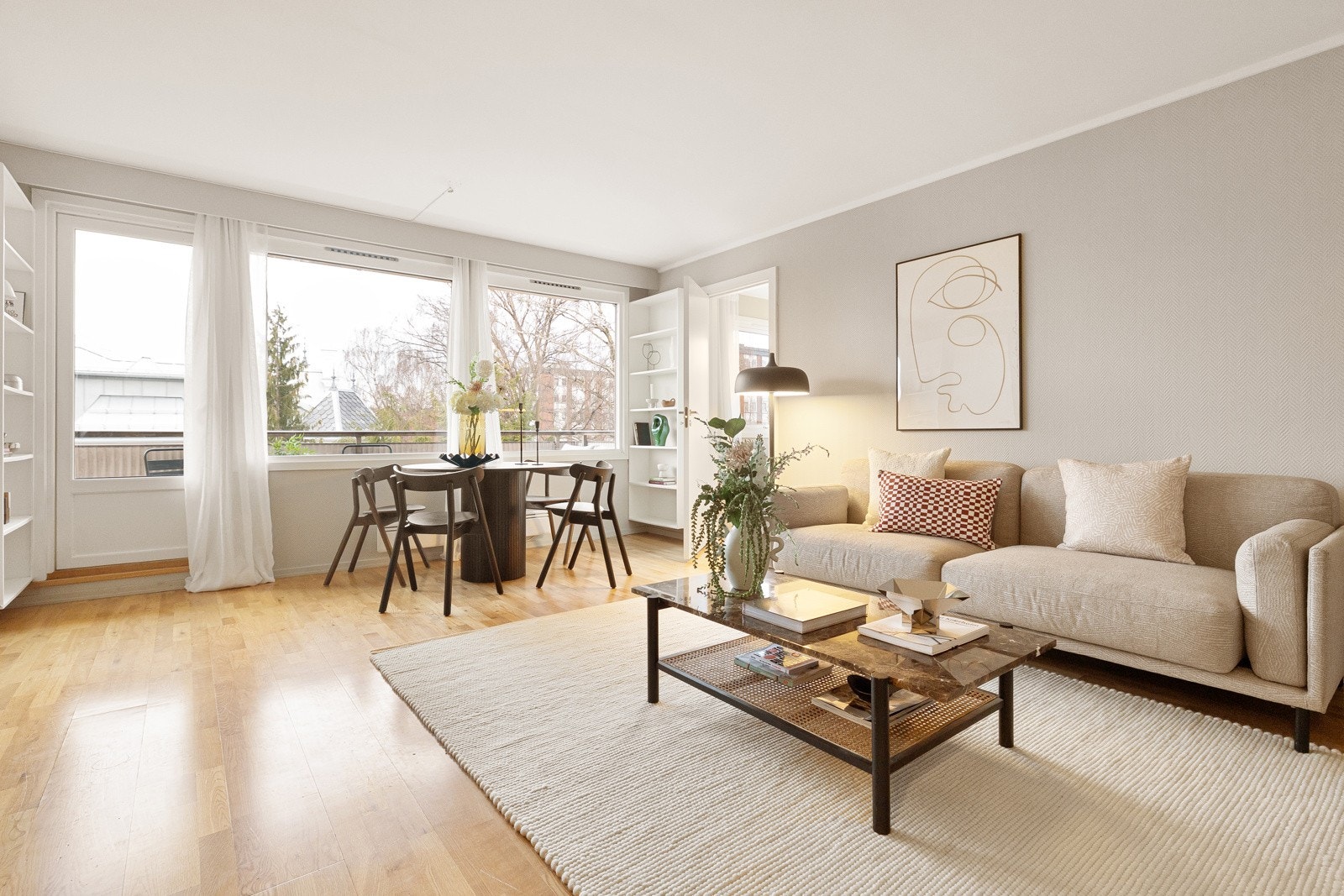 Lys og romslig med rikelig plass til sofagruppe og øvrig møblement Galleribilde