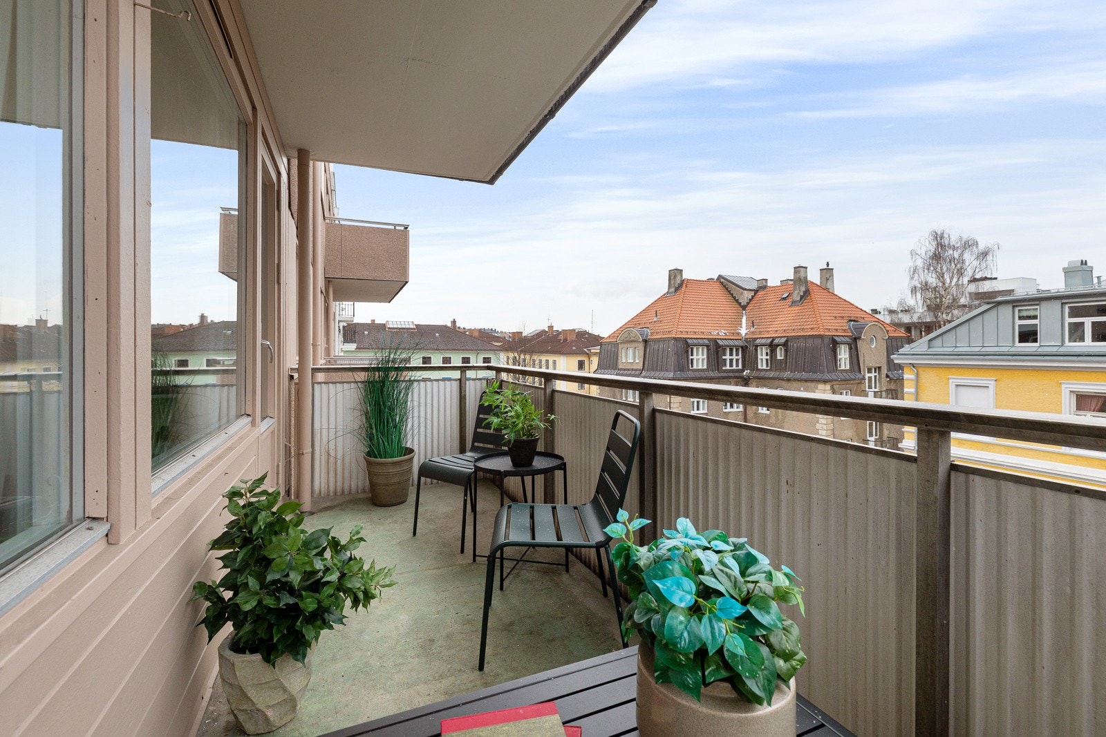 Fra stuen er det utgang til en romslig sør-vestvendt balkong på 7kvm med gode solforhold og plass til utemøbler Galleribilde