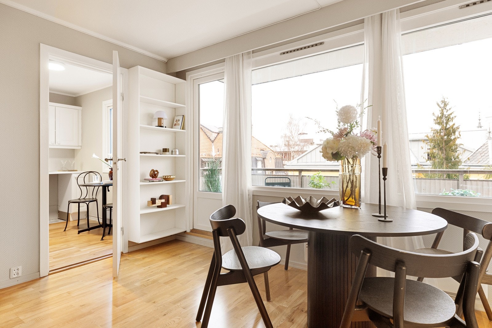 God plass til spisebord i tilknytning kjøkken Galleribilde