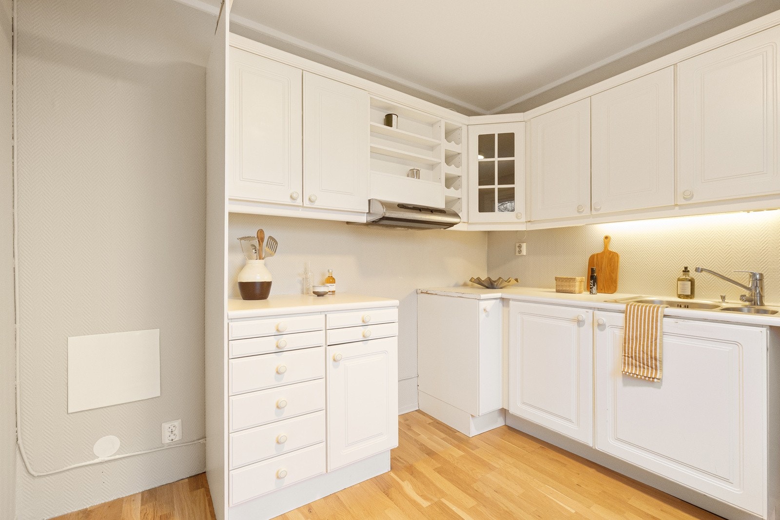 Opplegg for komfyr og stekeovn. Kjøkkenventilator med omluftfunksjon/kullfilter i kombinasjon med mekanisk avtrekk Galleribilde