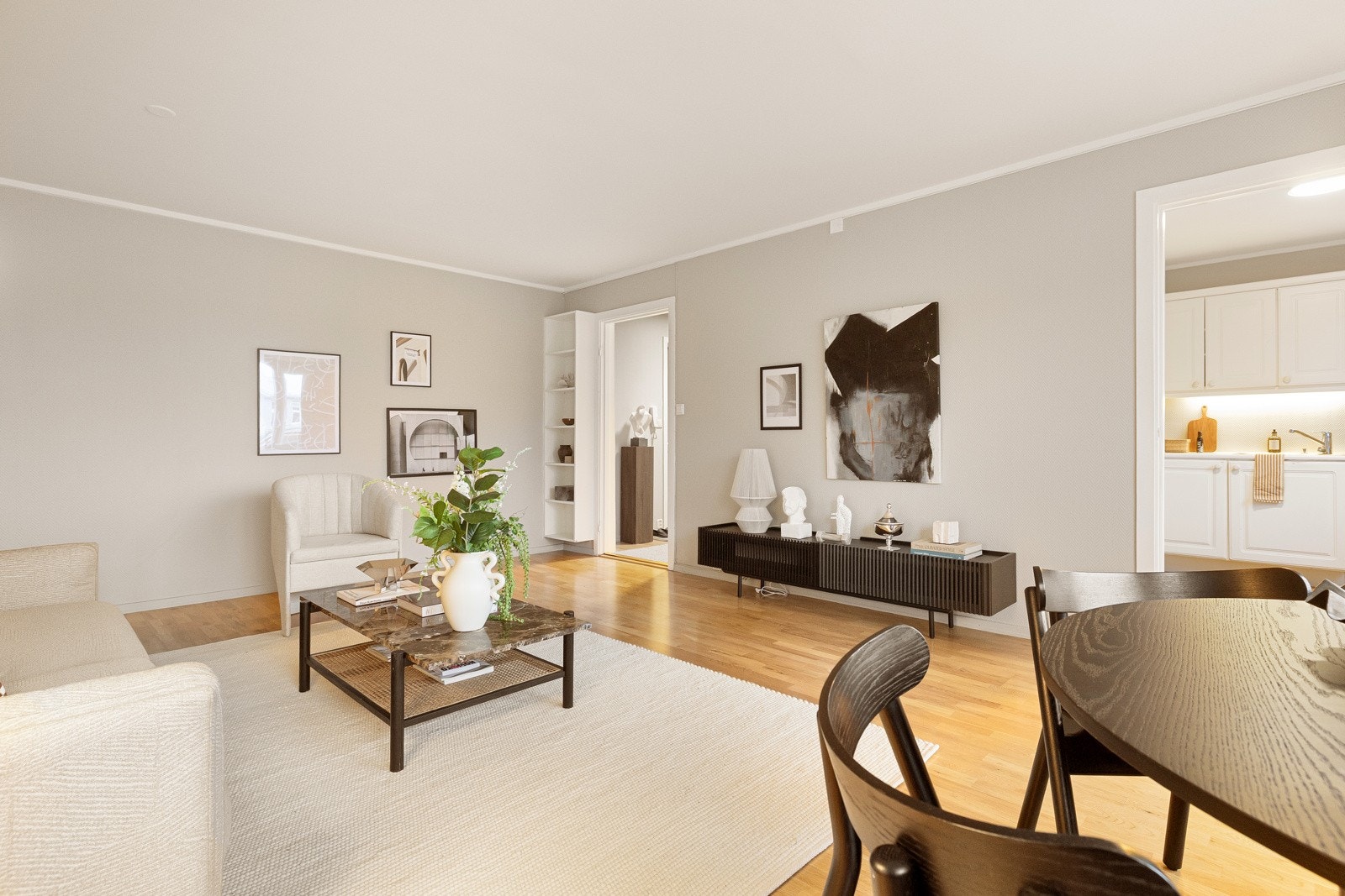 Leiligheten er høyt beliggende i byggets fjerde etasje med heisadkomst Galleribilde