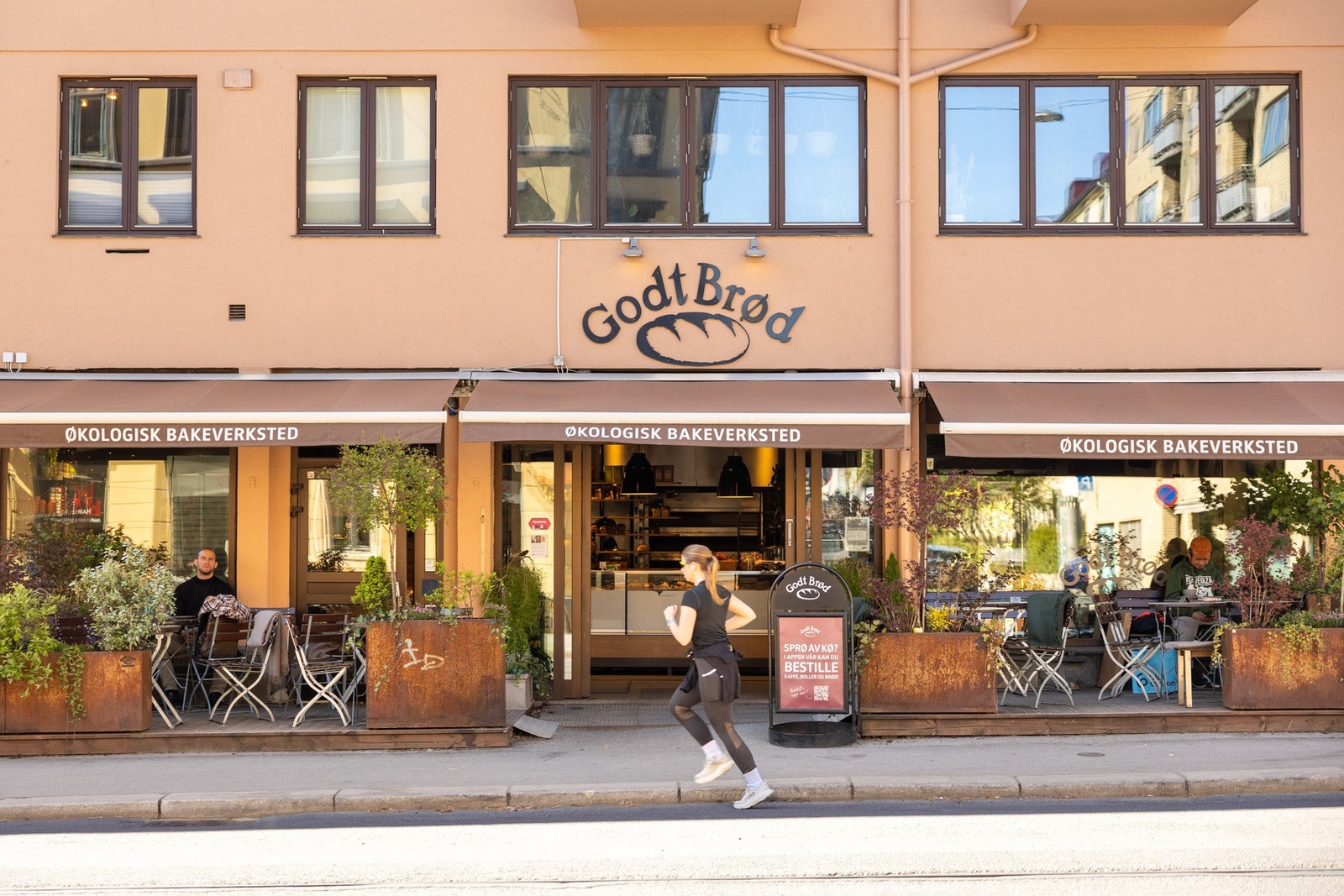 Fra leiligheten har man gangavstand til flere hyggelige kafeer og spisesteder. Galleribilde