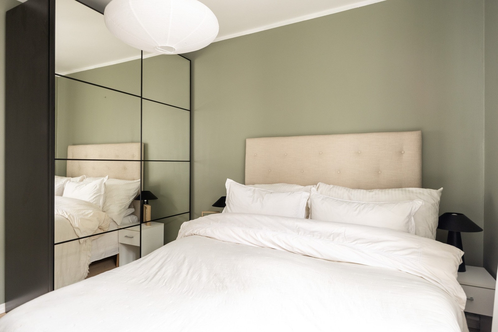 Hovedsoverom med stor garderobeløsning. Galleribilde