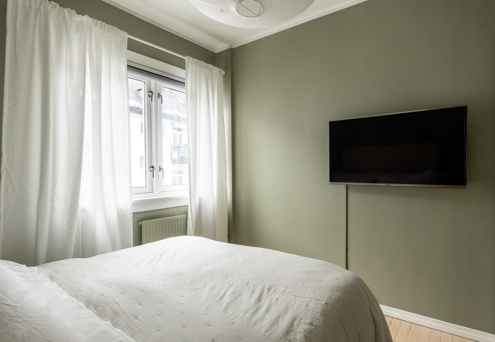 Rommet er malt i en behagelig fargetone. Galleribilde