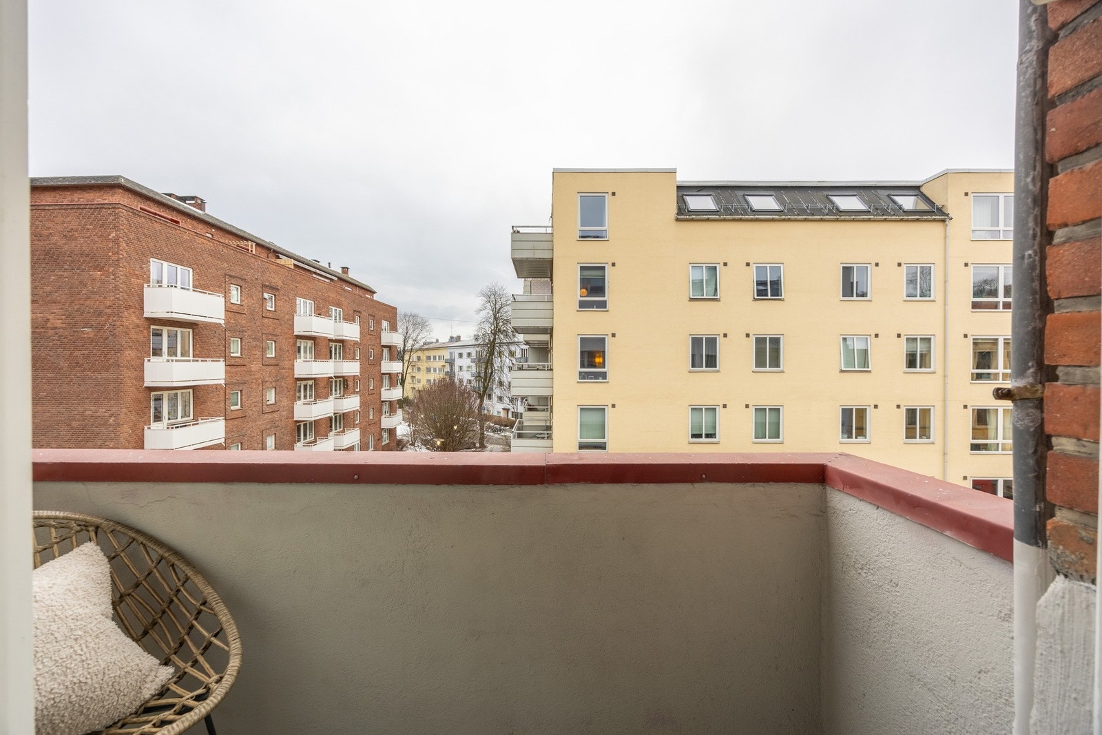 Balkongen har gode solforhold fra omkring kl. 09:00 til kl. 19:00. Galleribilde