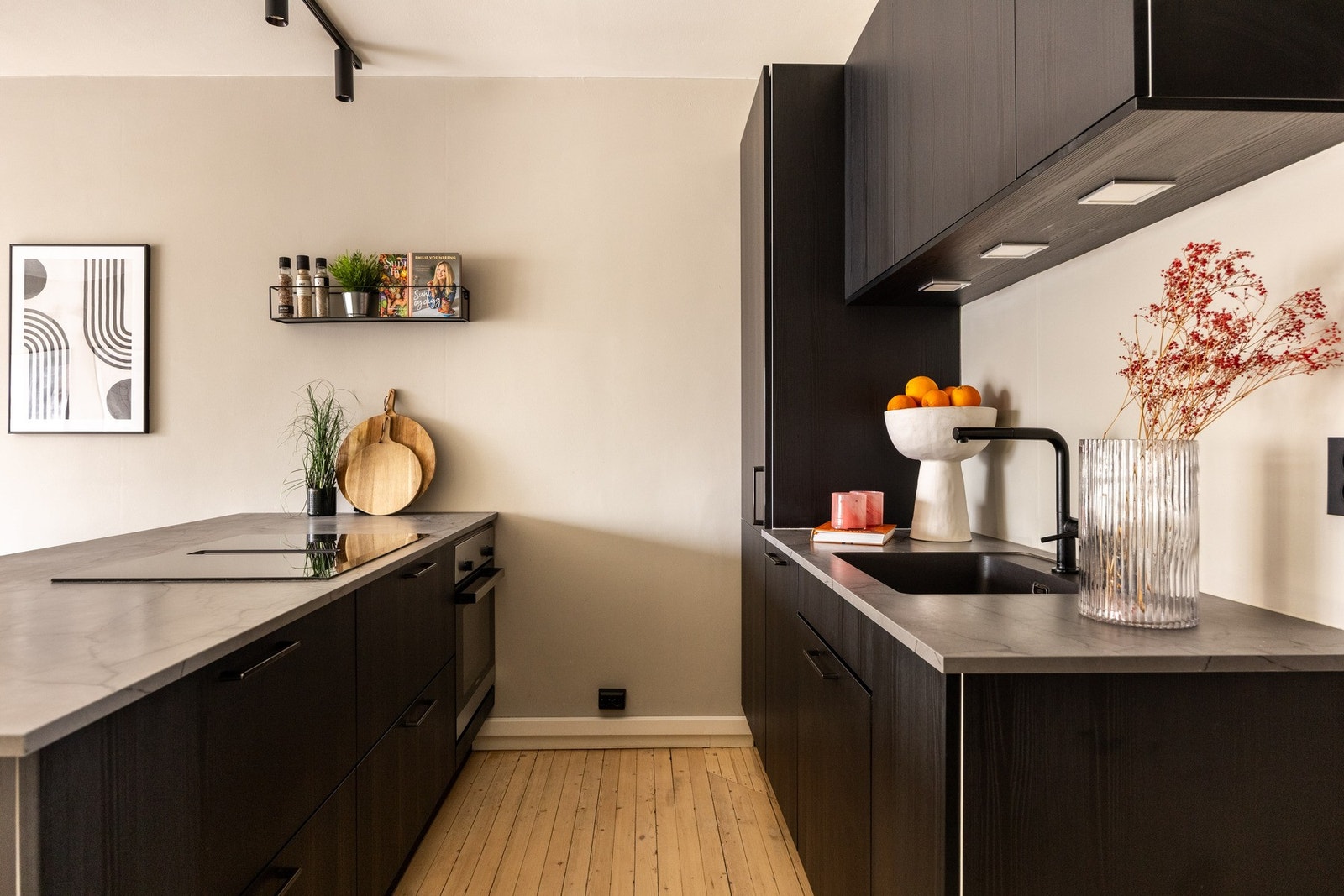 Sosialt og luftig kjøkken med gjennomtenkte og praktiske løsninger, samt rikelig med skap- og benkeplass. Galleribilde