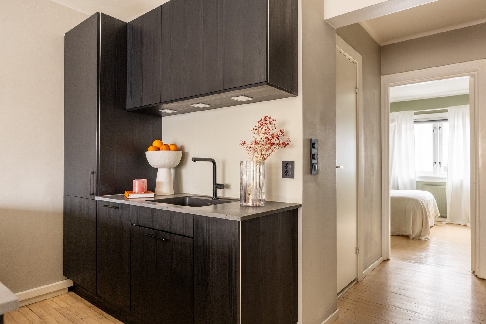 Benkeskapsbelysning og stikkontakter under overskap. Galleribilde