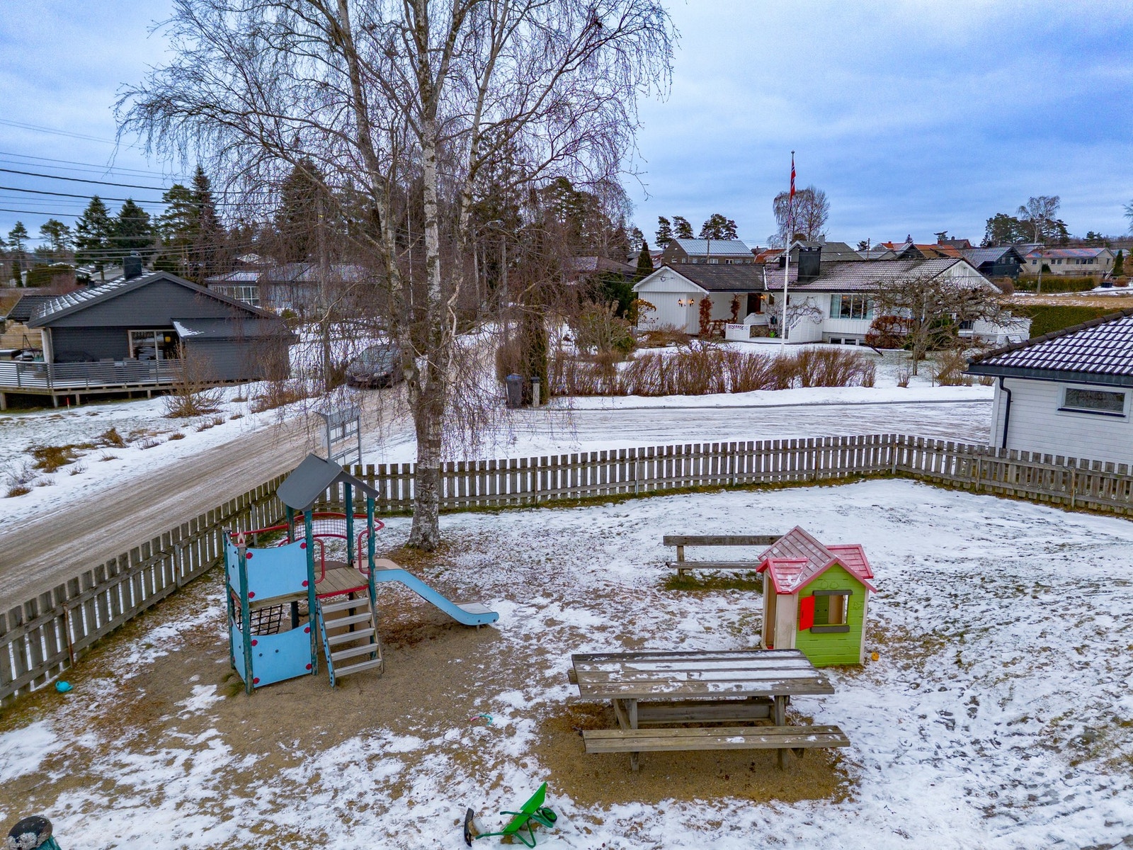 Koselig lekeplass rett ved - en hyggelig møteplass :-) Galleribilde