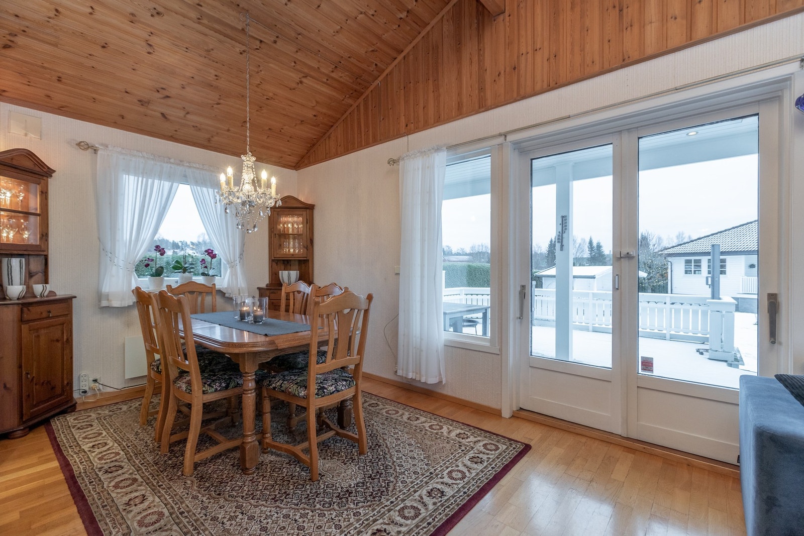 Det er plass til romslig spisestue mellom kjøkken og dagligstue Galleribilde