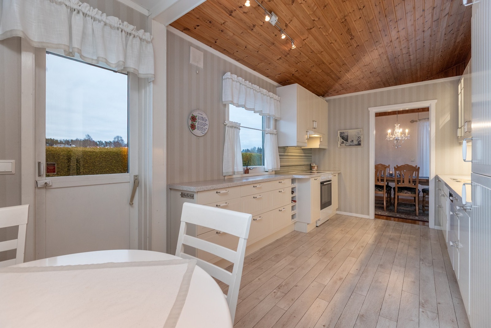 Stor kjøkken med godt med skap- og benkeplass. Utgang til hagen og plass til spisesbord Galleribilde