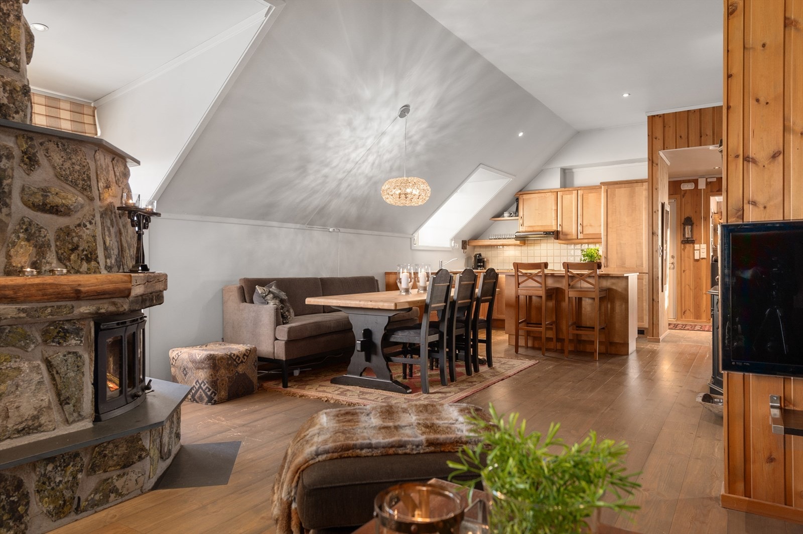 Åpen stue og kjøkkenløsning med ekstra takhøyde som skaper en romslig og innbydende atmosfære. Galleribilde