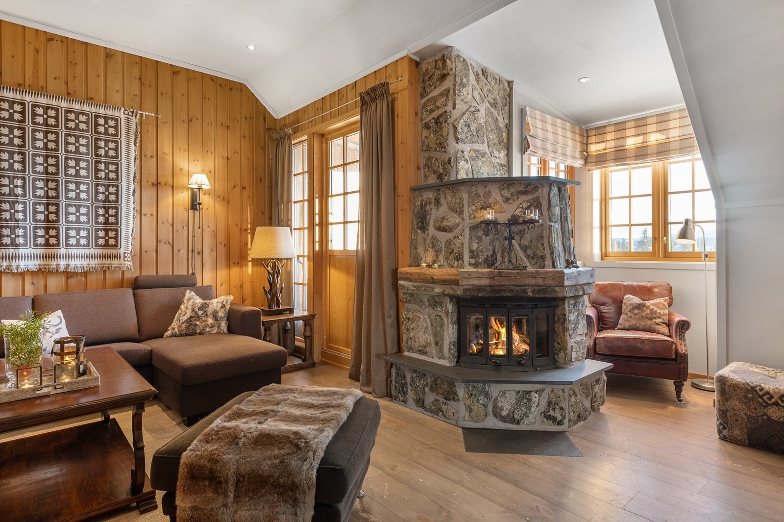 Romslig stuesone med god plass til ønsket sofagruppe og TV med tilhørende mediemøbel, tilrettelagt for både avslapning og hyggelige kvelder. Galleribilde