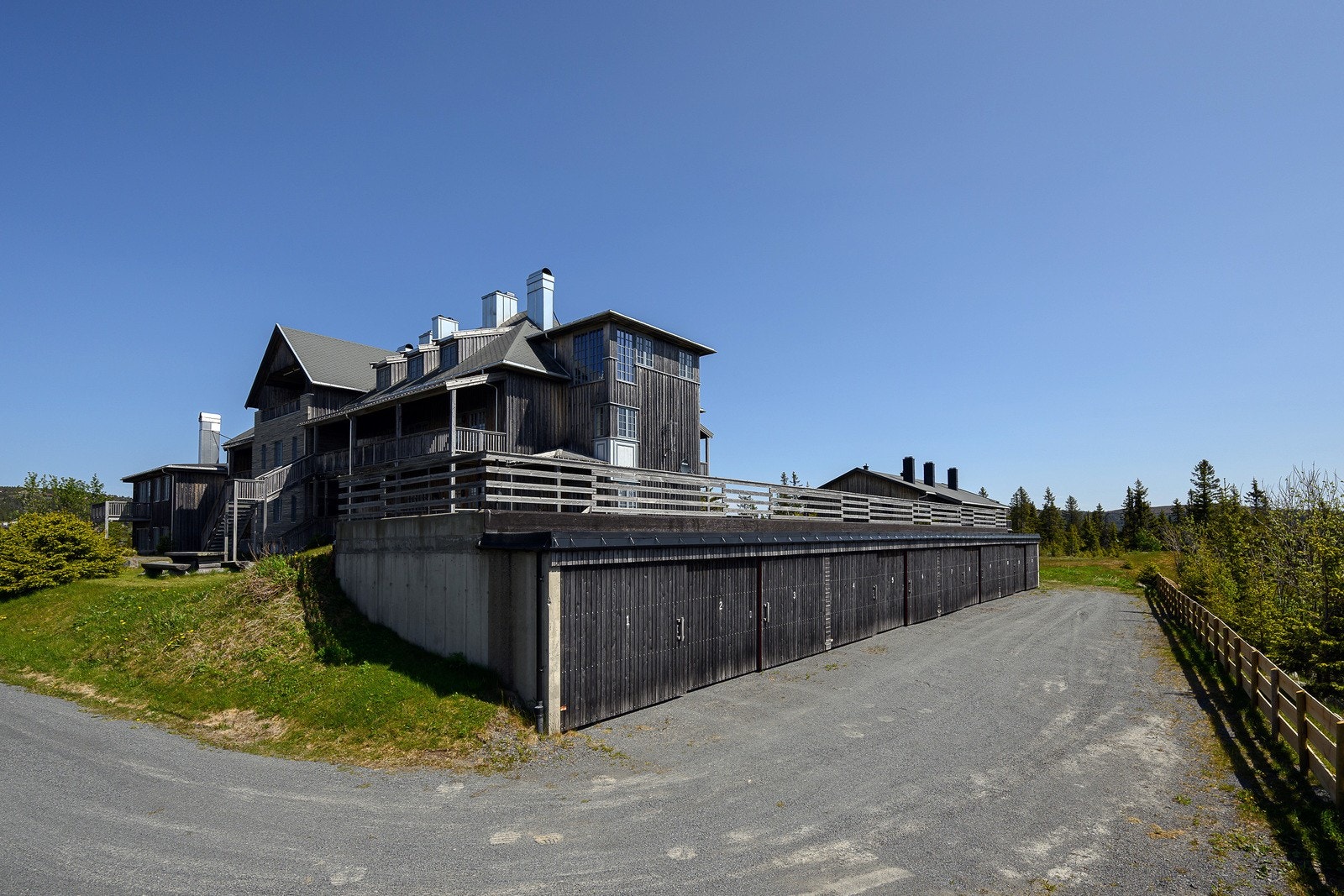 Parkeringsmuligheter i garasje med elbillader. Galleribilde