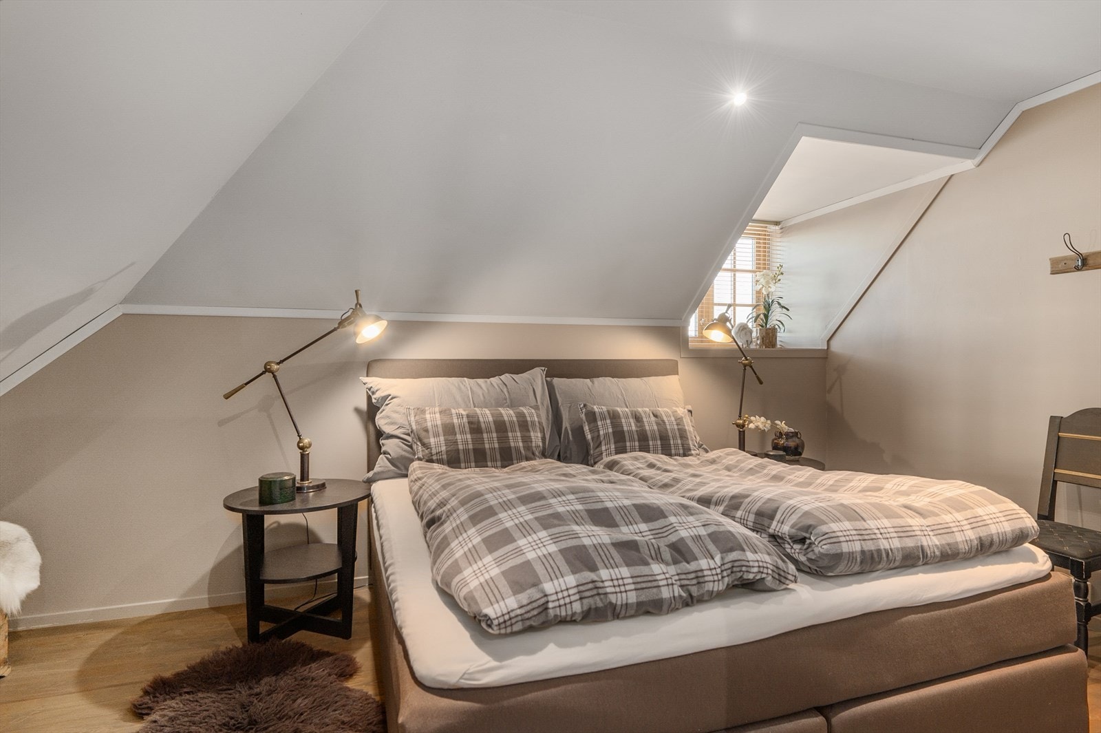 Leiligheten har tre innbydende soverom med god plass til både familien og flere overnattingsgjester. Galleribilde