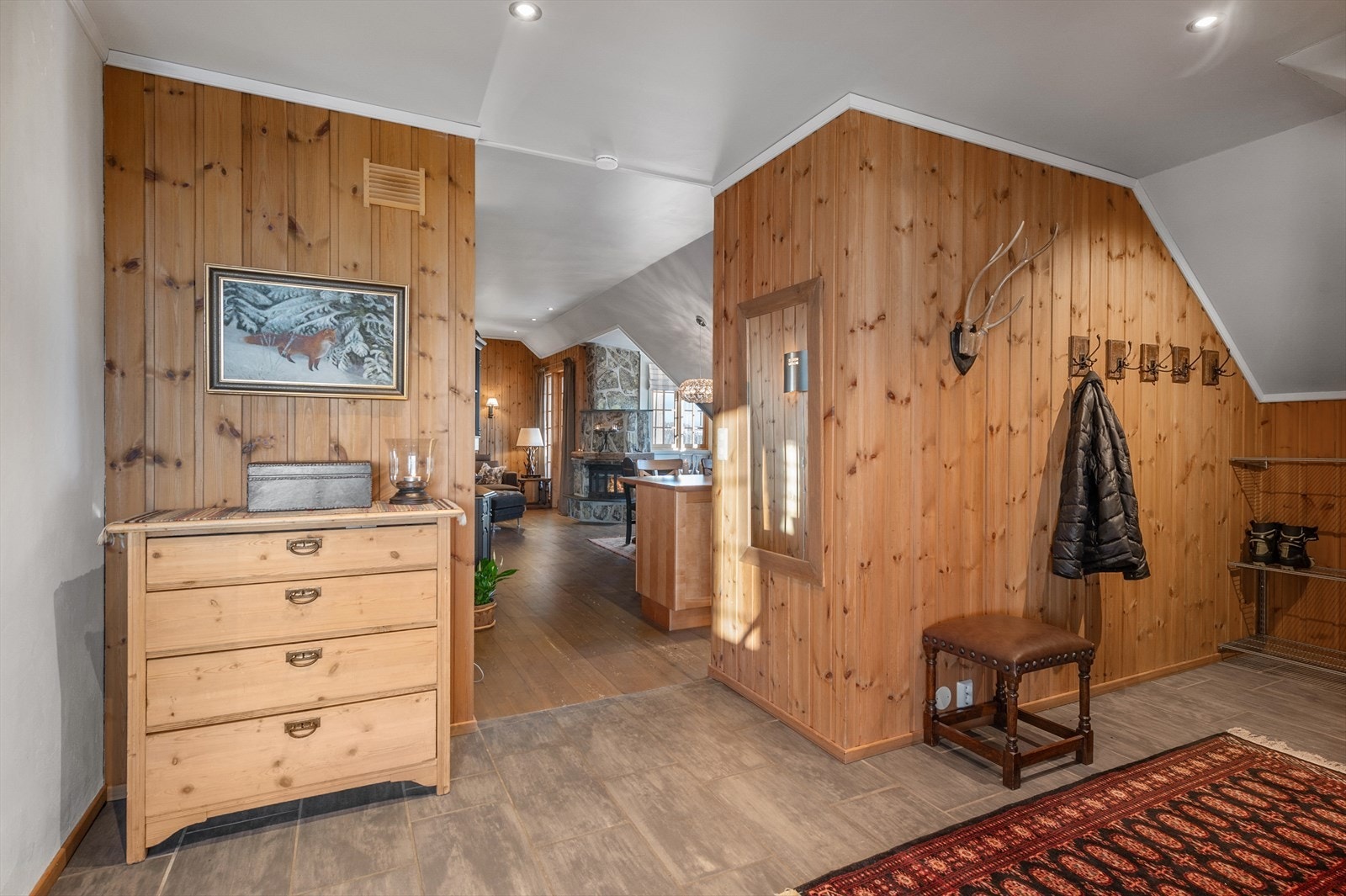 Romslig entré med god plass til å henge fra seg yttertøy og sette fra seg sko, som gir et praktisk og innbydende førsteinntrykk. Galleribilde