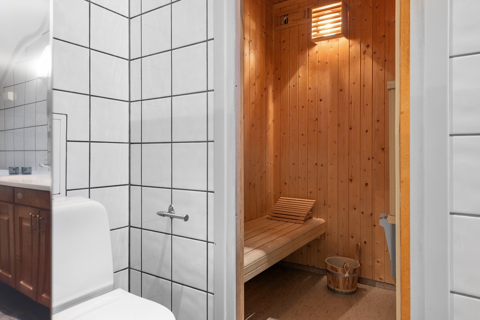 Badstuen er innredet med plassbygd innredning og ovn, og gir boligen et eksklusivt tilskudd for velvære og rekreasjon. Galleribilde