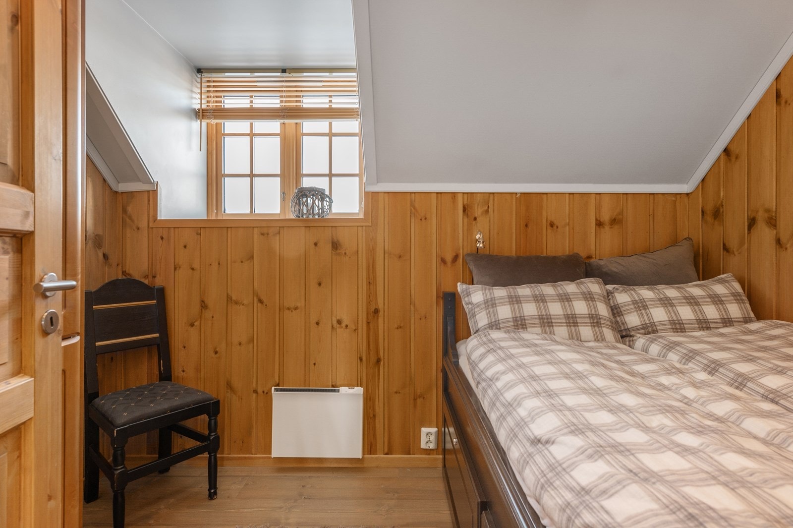 Soverom 3 er innredet med plassbygd seng med skuffer og garderobeskap fra Sivesind, som gir praktisk oppbevaring og et helhetlig uttrykk. Galleribilde