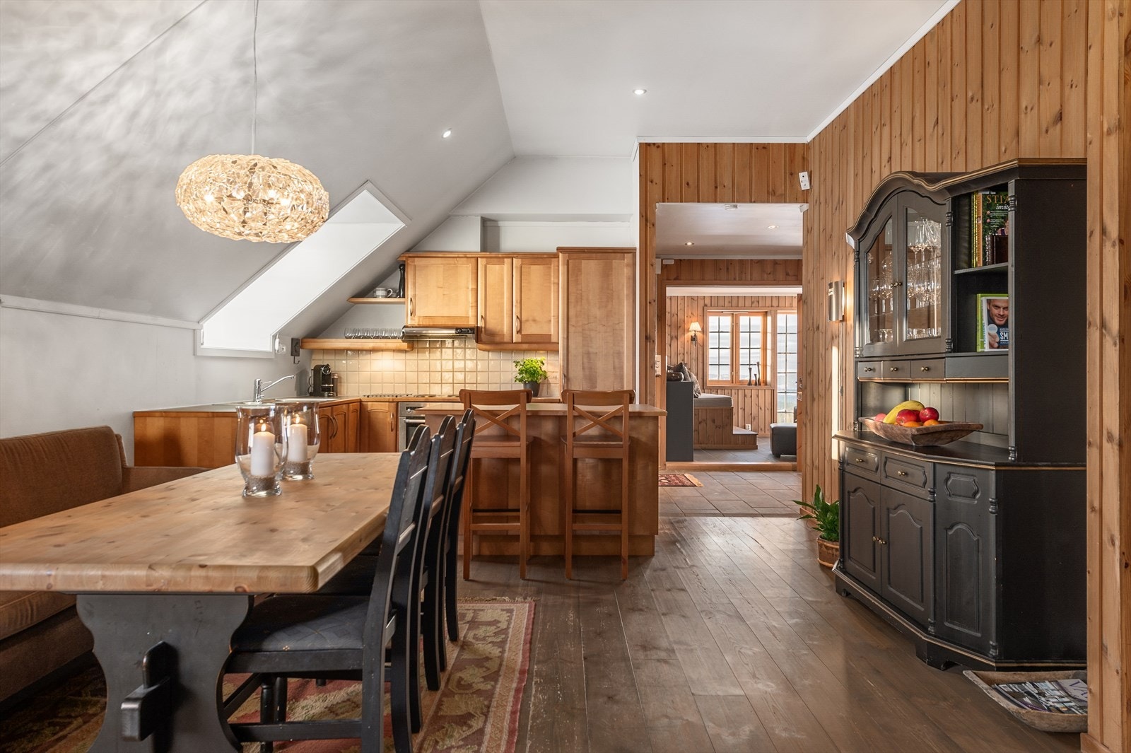 Den naturlige sonen mellom kjøkken og stuer gir god plass til en stor spisegruppe og danner et innbydende samlingspunkt for familie og gjester Galleribilde