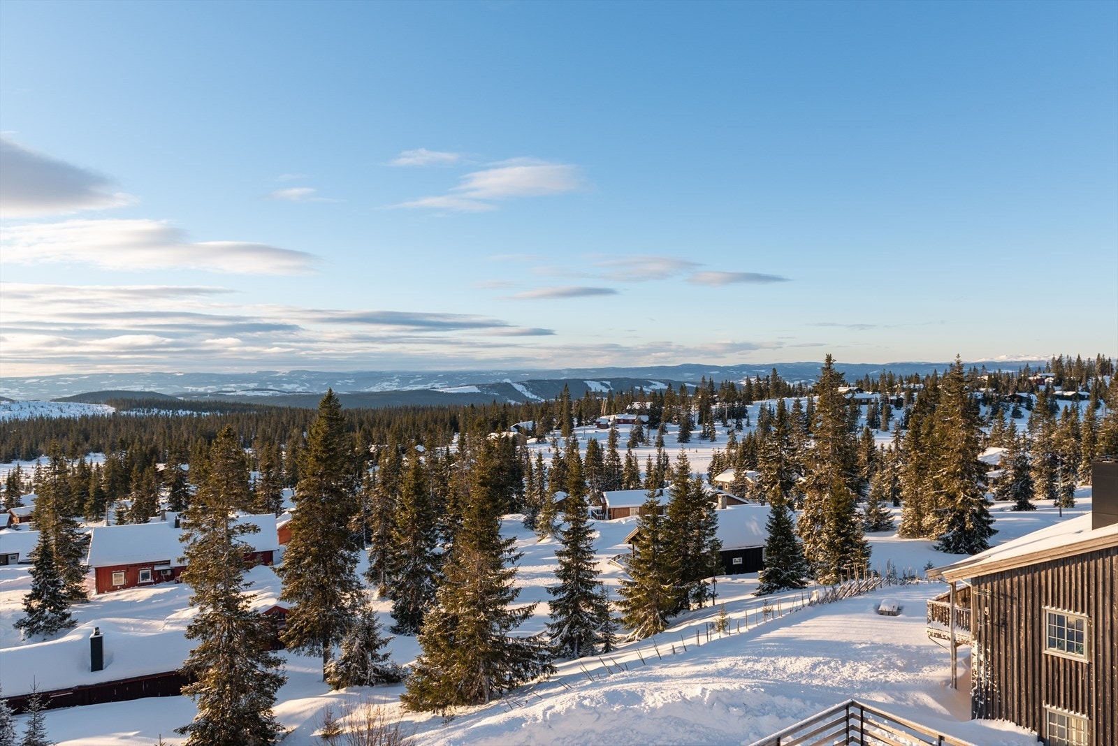 Stuevinduet rammer inn en vakker utsikt og tilfører rommet både lys og stemning. Galleribilde