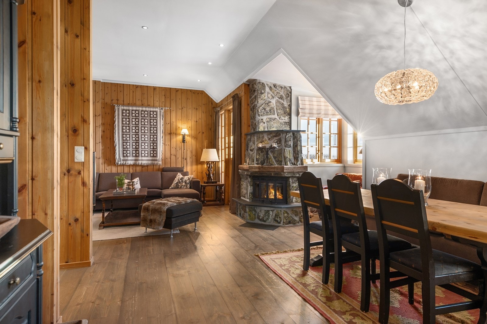 Med flere naturlige sittesoner legger leiligheten godt til rette for både rolige hverdager og hyggelige stunder med familie og gjester. Galleribilde