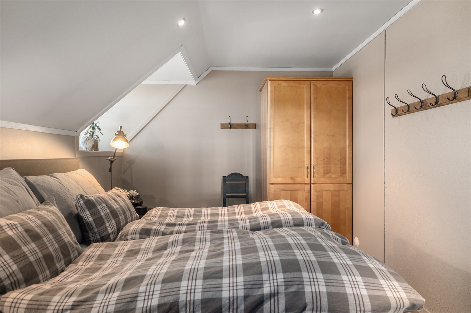 Soverom 1 har god plass til dobbeltseng og garderobeløsning, og fremstår som et romslig og komfortabelt hovedsoverom. Galleribilde