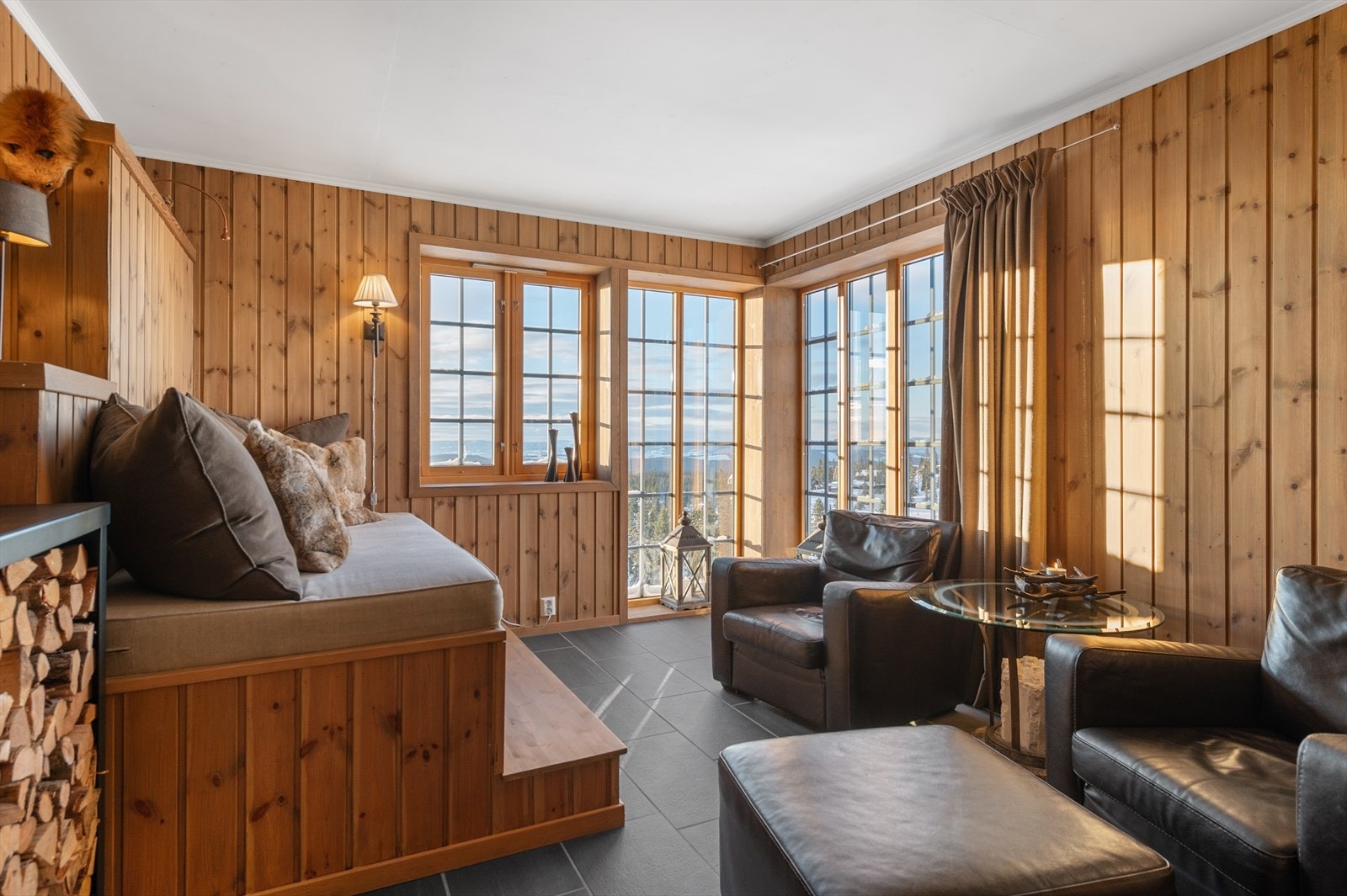 Den andre stuen har adkomst fra entréen og er innredet med en plassbygd hylle som gir praktisk og stilren oppbevaring av ved, og tilfører rommet ekstra karakter. Galleribilde