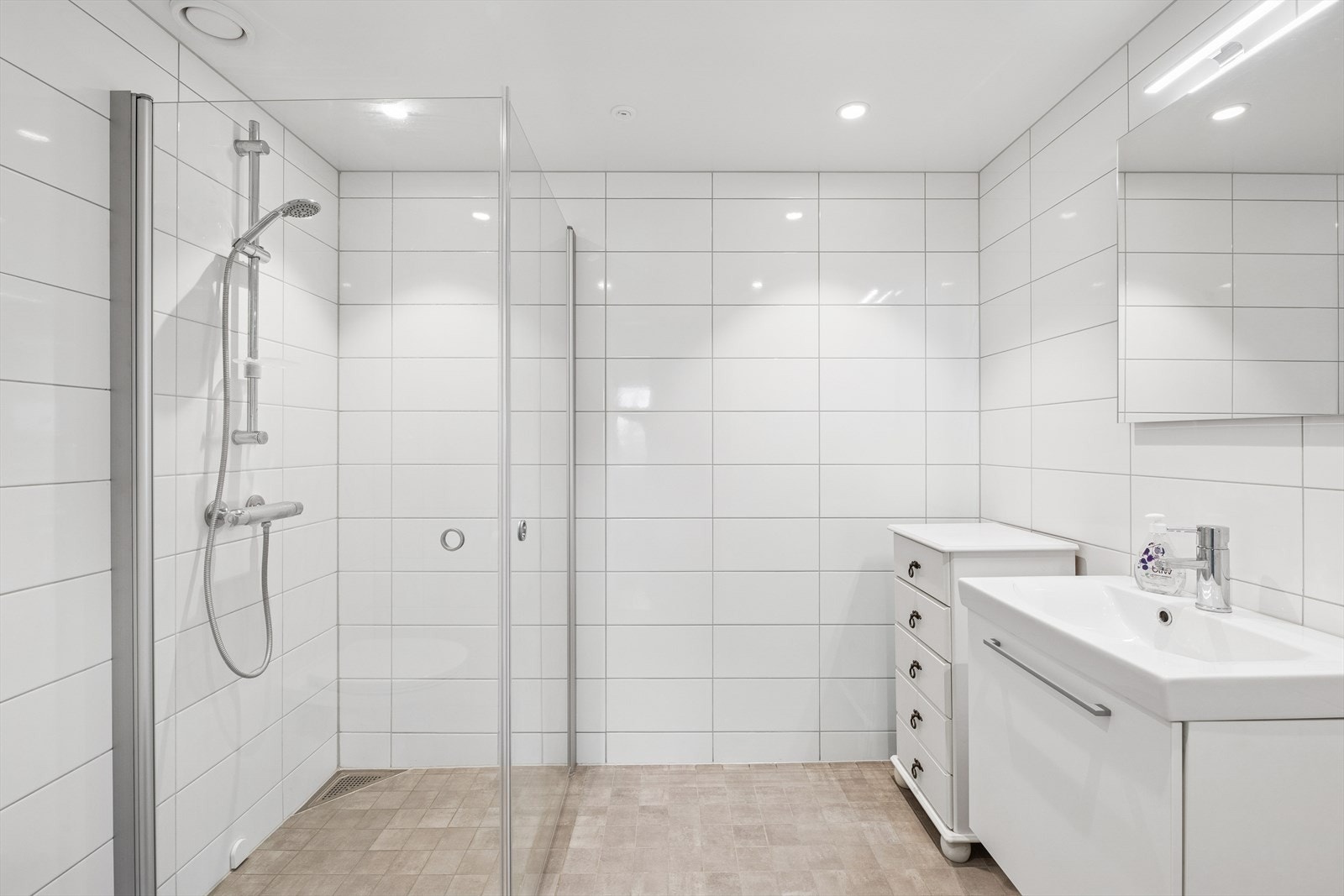 Baderommet har flislagte vegger og en himling av metallplater med spotter og avtrekk. Gulvet er også flislagt og har elektriske varmekabler for ekstra komfort. Galleribilde