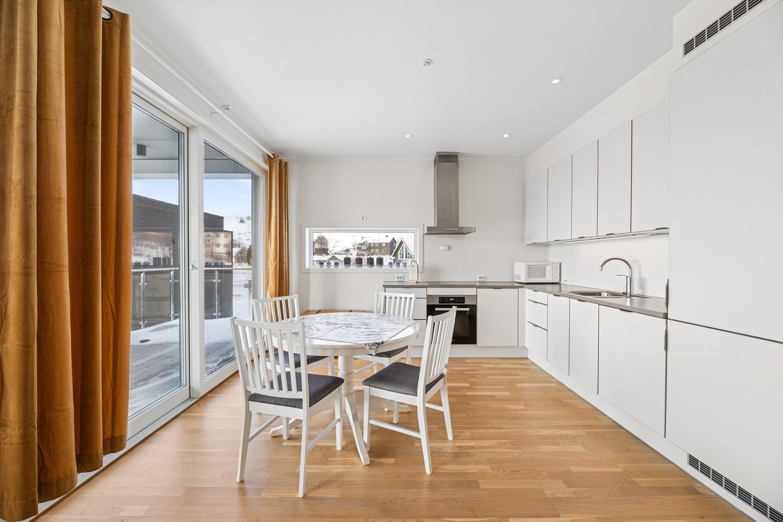 Spisegruppen har en praktisk plassering ved kjøkkenet. Galleribilde