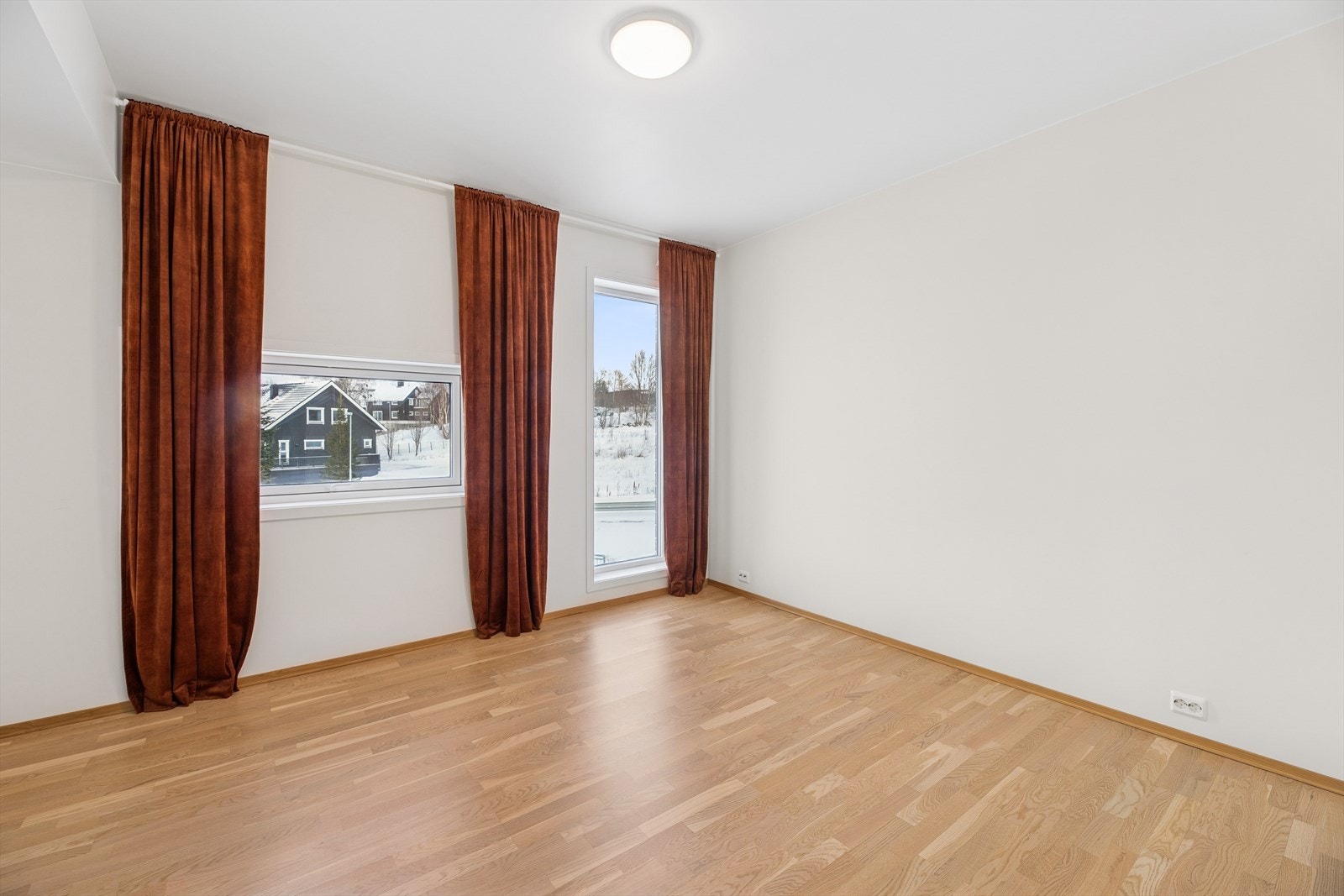 Det andre soverommet er også av god størrelse, noe som gir plass til en stor seng og tilhørende møbler. Galleribilde