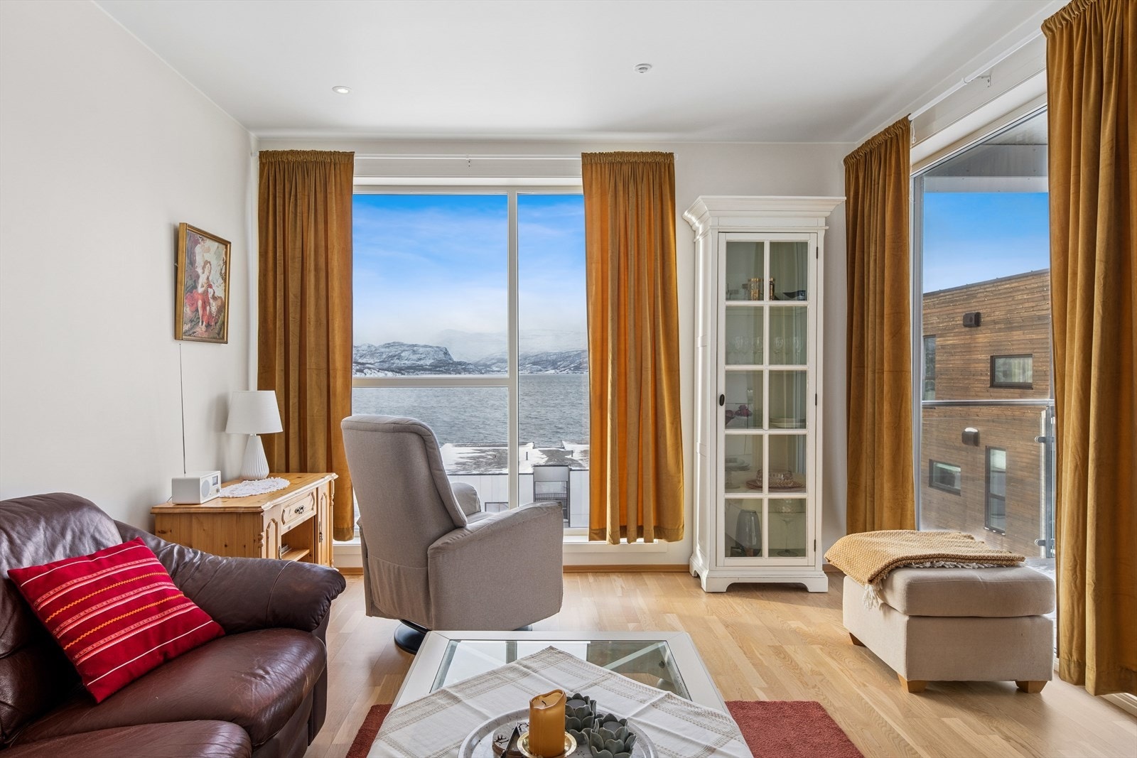 Store vindusflater slipper inn godt med naturlig lys og gir rommet en lys og luftig følelse. Galleribilde