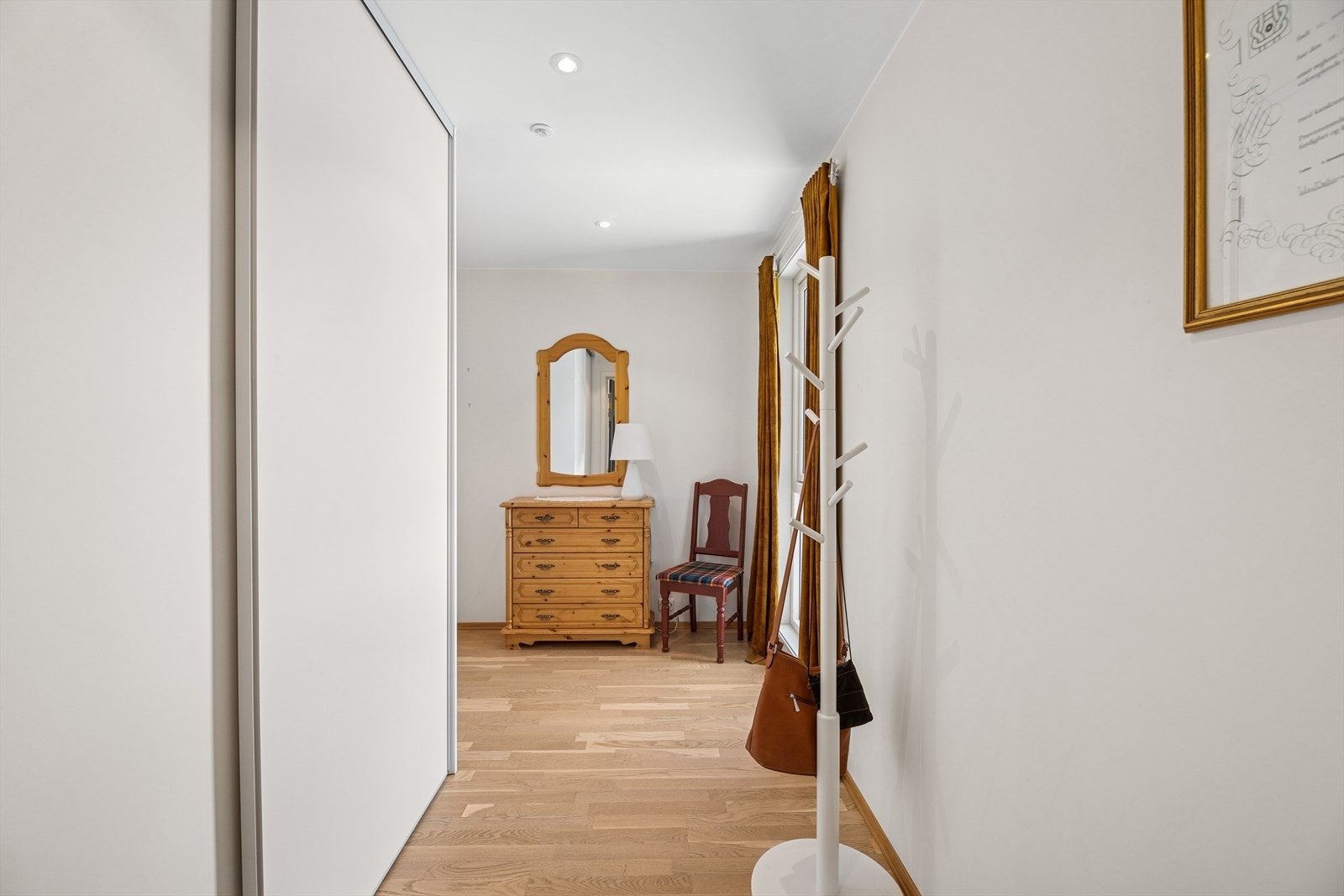 Entreen som ønsker deg velkommen inn har godt med oppbevaringsplass i en stor skyvedørsgarderobe. Galleribilde