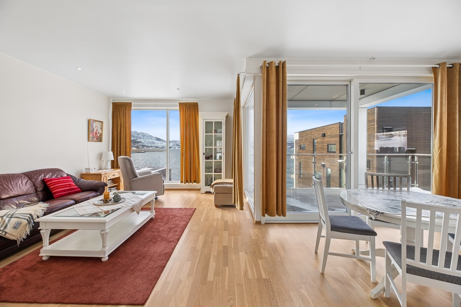 Leiligheten har en praktisk åpen stue og kjøkkenløsning som gir plass til både sofagruppe og spisegruppe. Galleribilde